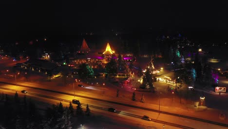 Vista-Aérea-De-Drones-Hacia-El-Pueblo-De-Papá-Noel,-Tarde-De-Invierno,-En-Rovaniemi,-Finlandia