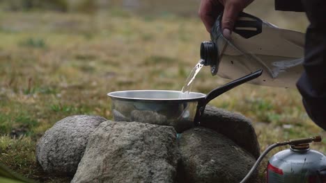 Senderismo-Cocinando-Agua-Fresca-De-Manantial-De-Las-Montañas,-Habilidades-De-Supervivencia-En-Bushcraft-En-Perú,-Huaraz,-Yungay