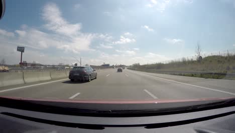 POV-Desde-El-Tablero-Conduciendo-Por-Una-Autopista-En-Alemania