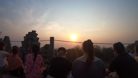 Junge-Menschen-Warten-Auf-Den-Sonnenuntergang-Auf-Einem-Tempel-In-Siem-Reap