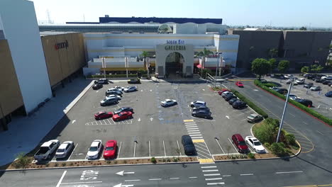 Drone-Aéreo-Volando-Lejos-Del-Centro-Comercial-South-Bay-Galleria-Sobre-El-Estacionamiento-De-Hawthorne-Blvd-Y-Artesia-Blvd.