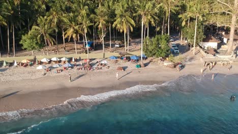 Luftaufnahme-Von-Menschen-Am-Strand-Von-Crystal-Bay-Auf-Der-Insel-Nusa-Penida