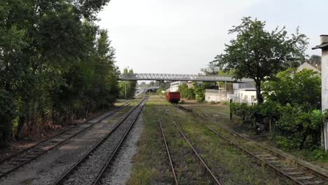 Vías-De-Tren-Desiertas,-Vuelo-Hacia-Adelante