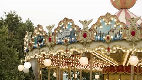 Paseo-En-Carrusel-Iluminado,-Uno-De-Los-Paseos-En-La-Exhibición-De-Luces-&quot;espectaculares-Luces-Navideñas&quot;-En-Los-Jardines-Hunter-Valley,-Nueva-Gales-Del-Sur,-Australia