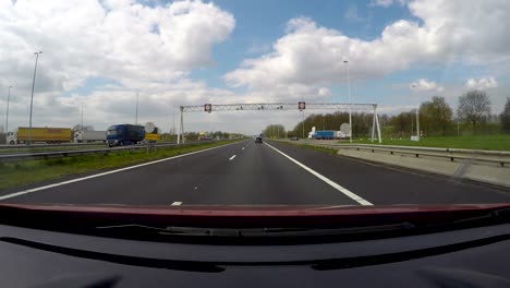 Blick-Vom-Armaturenbrett-Beim-Fahren-Auf-Einer-Autobahn-In-Deutschland