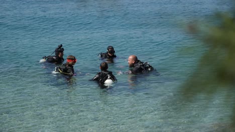 Gruppe-Von-Menschen,-Die-Einem-Tauchlehrer-In-Der-Nähe-Der-Küste-Kroatiens-Zuhören