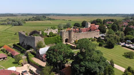 Luftumlaufbahn-Von-Amberley-Castle-In-Der-Englischen-Landschaft