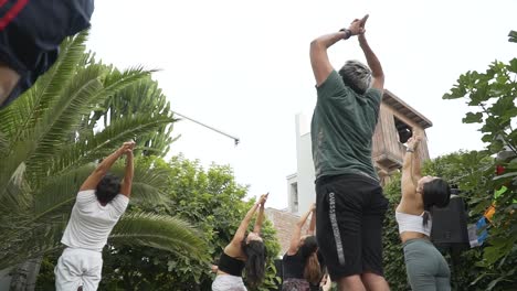 Gruppe-Von-Menschen-Posiert-Im-Garten-Des-Hauses,-Atmet-Und-Dehnt-Sich,-Lima,-Peru