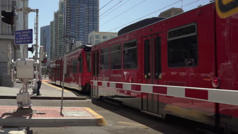 Zeitlupenaufnahme-Eines-Trolleybusses,-Der-Die-Innenstadt-Von-San-Diego-Verlässt