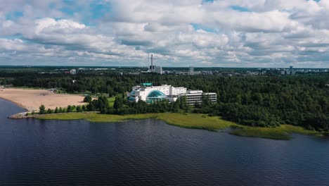 Vista-Aérea-Alrededor-Del-Eden-Spa-And-Hotel,-Día-De-Verano,-En-Oulu,-Finlandia---Dando-Vueltas,-Disparo-Con-Drones