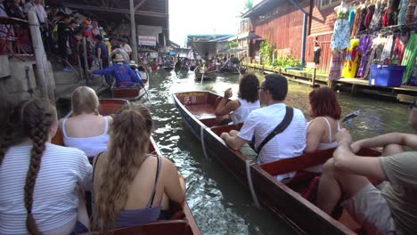 Turistas-En-Barcos-En-El-Tradicional-Mercado-Flotante,-Tailandia