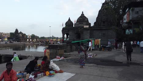 Los-Lugareños-Venden-Productos-En-La-Orilla-Del-Río-Godavari,-Cerca-Del-Templo-Hindú-Nilkantheshwar-Mahadev-Mandir-En-La-India