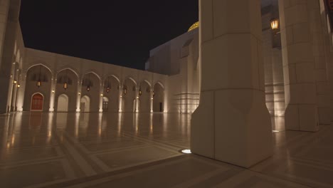 Patio-De-La-Gran-Mezquita-Del-Sultán-Qaboos