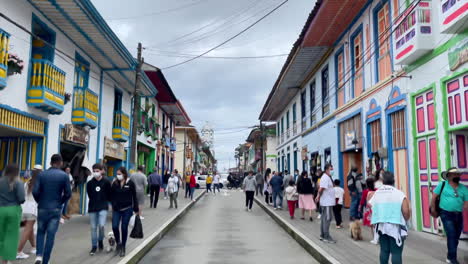 Plano-Amplio-Del-Centro-De-Filandio-Qundio-En-Colombia,-Calle-Colonial