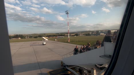 La-Gente-Está-Subiendo-Al-Avión.