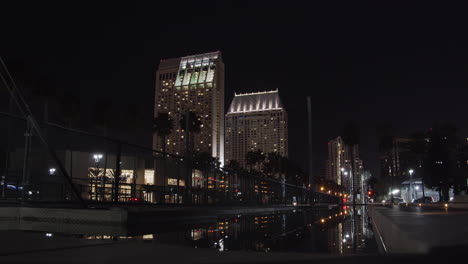 Time-lapse-Del-Centro-De-San-Diego-Por-La-Noche-Con-Reflejo-En-El-Agua