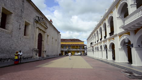 Touristische-Alte-Kolonialarchitekturstraße-Von-Cartagena,-Kolumbien