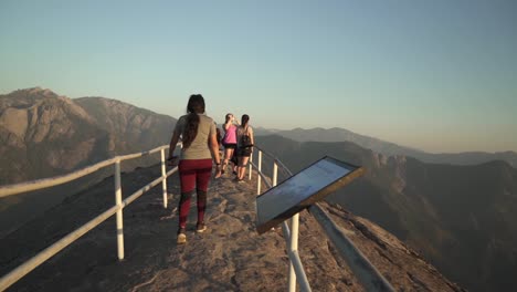 Toma-Cinematográfica-De-Cardán-De-Turistas-Disfrutando-De-La-Vista-Desde-La-Cima-De-Moro-Rock-En-El-Bosque-Nacional-Sequoia-De-California.