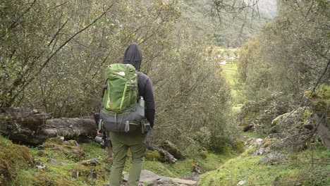 Hombre-Joven-Caminando-En-Un-Viaje-De-Senderismo,-Llevando-Una-Mochila,-Toma-Manual