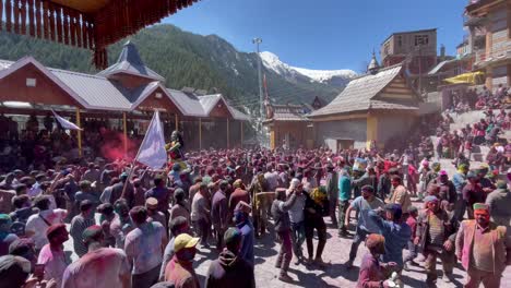 Festival-De-Primavera-Celebrado-Por-Lugareños-Indios-Con-Colores-Vibrantes,-Títeres-Y-Banderas-Ondeando-En-El-Evento-En-La-Aldea-De-Sangla,-Valle-De-Spiti,-Himachal,-India