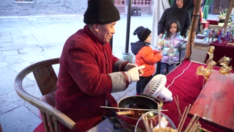 Fabricación-De-Dulces-Hechos-A-Mano-En-Gubei-Water-Town,-Beijing,-China,-En-Una-Pequeña-Feria-Para-Las-Celebraciones-Del-Año-Nuevo-Chino.