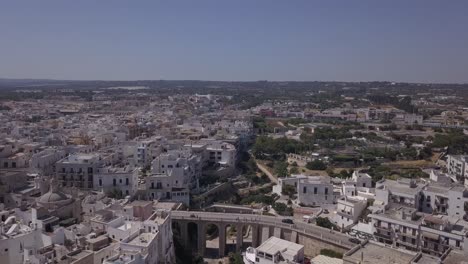 Drohnenaufnahme-Von-Polignano-A-Mare-Von-Der-Küste-Bis-Zur-Altstadt