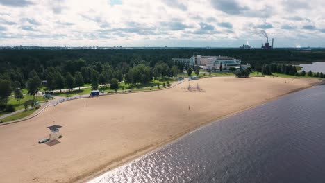 Vista-Aérea-De-Drones-Hacia-La-Playa-De-Nallikari-Y-El-Spa-Eden,-En-Oulu,-Finlandia