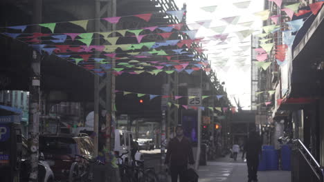 Broadway-Avenue-Brooklyn,-Plano-General-De-Hombres-Caminando