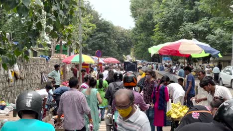 Caminando-En-Un-Mercado-Abierto-Lleno-De-Gente.-Mumbai,-India.-Cardán