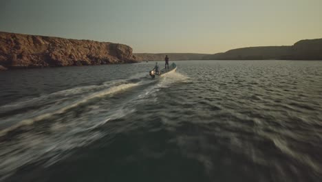 Pescador-En-Lancha-Saliendo-Al-Mar-Durante-El-Amanecer-En-Omán