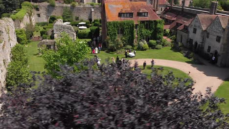 Glatte-Luftumlaufbahn-Der-Hochzeitsfeier-In-Den-Ruinen-Von-Amberley-Castle