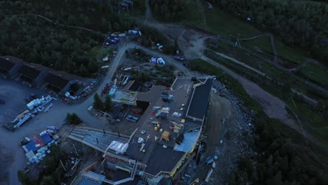 Vista-Aérea-De-La-Nueva-Construcción-Del-Hotel-Quemado-Iso-syöte,-En-El-Parque-Nacional-De-Syote,-Finlandia:-Levantamiento,-Inclinación-Hacia-Abajo,-Disparo-De-Drone