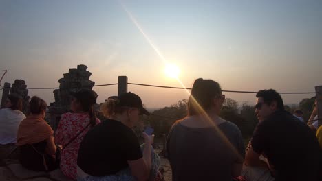 Gente-Reunida-En-La-Parte-Más-Alta-De-Un-Templo-Esperando-Que-Se-Pusiera-El-Sol