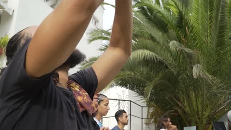 Yoga-Student-Schließt-Seine-Augen-Und-Meditiert-In-Der-Natur,-Lima,-Peru