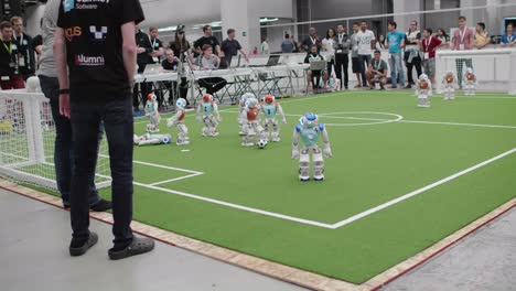 Sigue-Un-Disparo-Desde-El-Techo-Para-Revelar-Que-Se-Está-Llevando-A-Cabo-El-Torneo-Robocup.