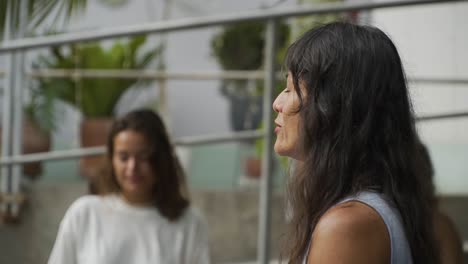 Entrenadora-De-Yoga-Cerrando-Los-Ojos-Meditando-En-La-Naturaleza-Con-Sus-Alumnos,-Lima,-Perú