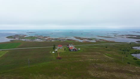 Vista-Aérea-Alrededor-De-Una-Granja-En-La-Costa-De-Andoya,-Día-Oscuro-Y-Nublado,-En-Noruega---Dando-Vueltas,-Disparo-De-Drone