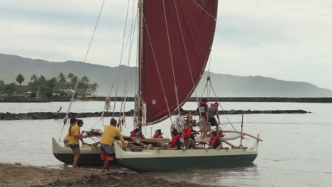 Segelschule-Bereitet-Sich-Darauf-Vor,-Ein-Polynesisches-Doppelhüllen-Freizeitkanu-Ins-Meer-Zu-Bringen