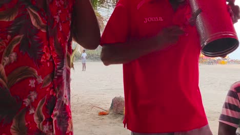 El-Hombre-Baila-Vallenato-Y-Canciones-Locales-Mientras-Toca-La-Guacharaca-En-Una-Playa-De-Cartagena-De-Indias,-Colombia