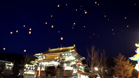 Celebración-Del-Nuevo-Año-Chino-2020-De-Gubei-Water-Town,-Linternas-Artificiales-Voladas-Por-Drones-Vuelan-Hacia-El-Cielo