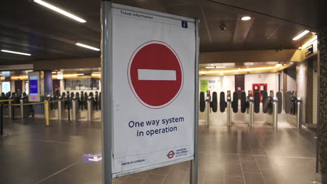 Covid-19-Coronavirus-Sperrpandemie-In-Der-Londoner-U-Bahn-Station-In-England,-Großbritannien,-Die-Ein-Schild-Für-Ein-In-Betrieb-Befindliches-Einbahnstraßensystem-In-Einem-Leeren,-Verlassenen-Und-Ruhigen-Charing-Cross-Ohne-Menschen-Zeigt