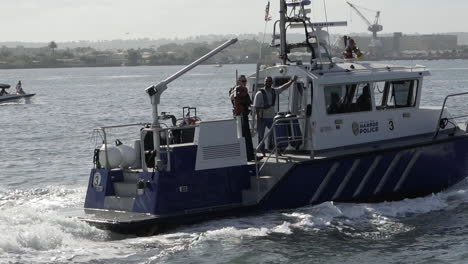 Barco-De-La-Policía-Del-Puerto-Del-Centro-De-San-Diego-Patrullando-Las-Aguas