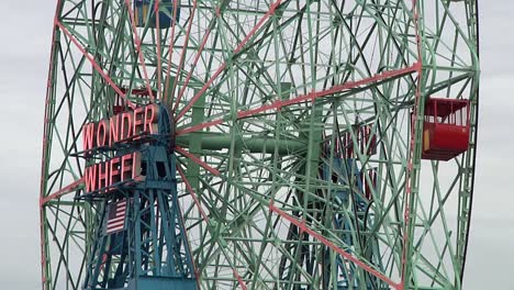 Side-View-Of-Spinning-Wonder-Wheel-On-Coney-Island