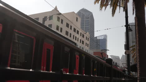 Filmische-Zeitlupenaufnahme-Eines-Trolleybusses,-Der-In-Den-Bahnhof-In-Der-Innenstadt-Von-San-Diego-Einfährt