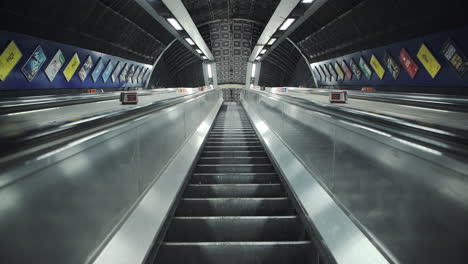 Ruhige-Rolltreppe-In-Der-Londoner-U-Bahn-Station-In-Der-Covid-19-Coronavirus-Pandemie-Sperre-In-England,-Großbritannien,-Verlassen,-Ohne-Menschen-Zur-Hauptverkehrszeit