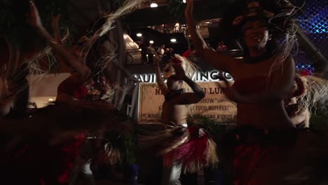 Luau-Tradicional-Hawaiano-Por-La-Noche-Acompañado-De-Una-Demostración-De-Danza-Hula---Toma-Amplia-En-ángulo-Bajo