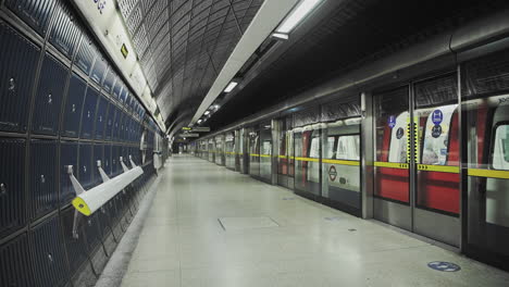 Londoner-U-Bahn-In-Der-Covid-19-Coronavirus-Sperrpandemie-In-England,-Großbritannien,-Die-Den-Bahnhof-London-Bridge-Leer,-Ruhig-Und-Verlassen-Zeigt,-Ohne-Dass-Sich-Menschen-Auf-Dem-Bahnsteig-Befinden