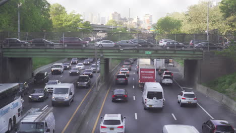 Der-Verkehr-Auf-Dem-BQE-Highway-In-Brooklyn,-New-York,-Konzentriert-Sich-Auf-Den-Zaun