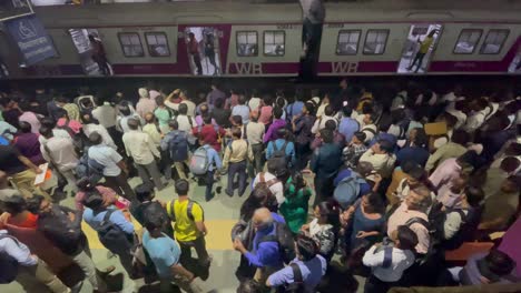 Estación-De-Tren-De-Dadar-Plataforma-Abarrotada-De-Viajeros-En-Dadar,-Mumbai,-India