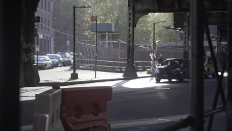 Intersección-Bajo-Metro-Elevado-En-Brooklyn